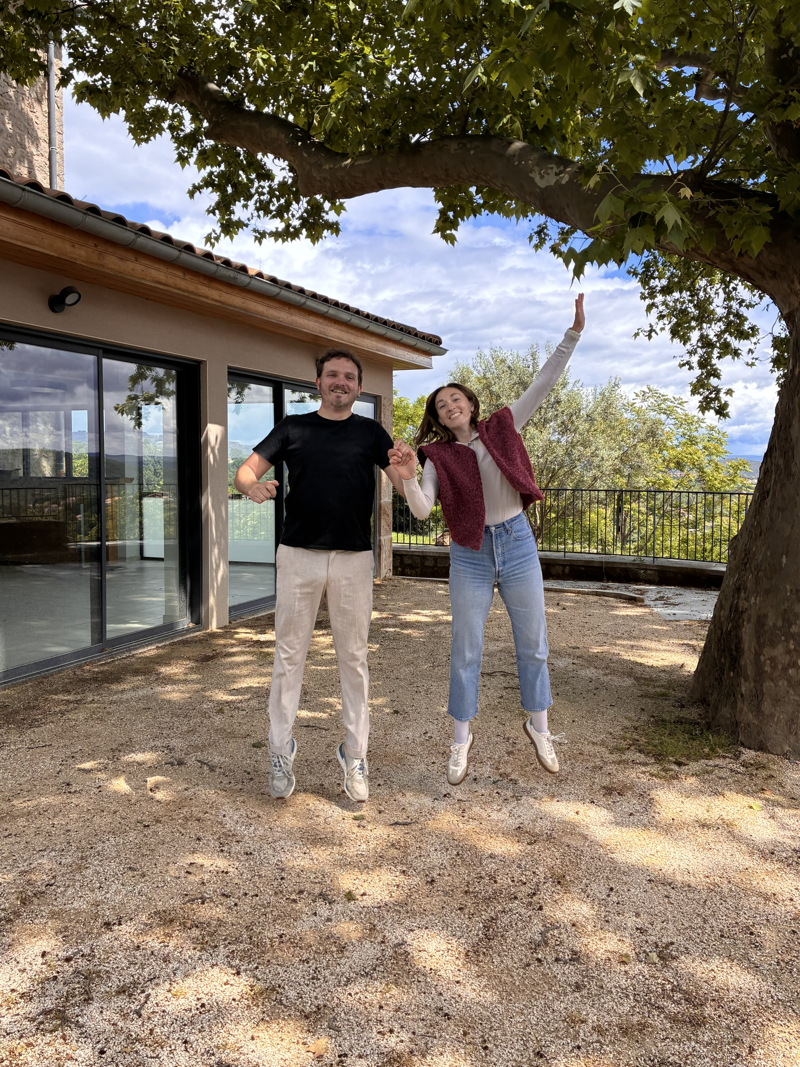 Elisa et Flo devant le platane et la maison du lieu