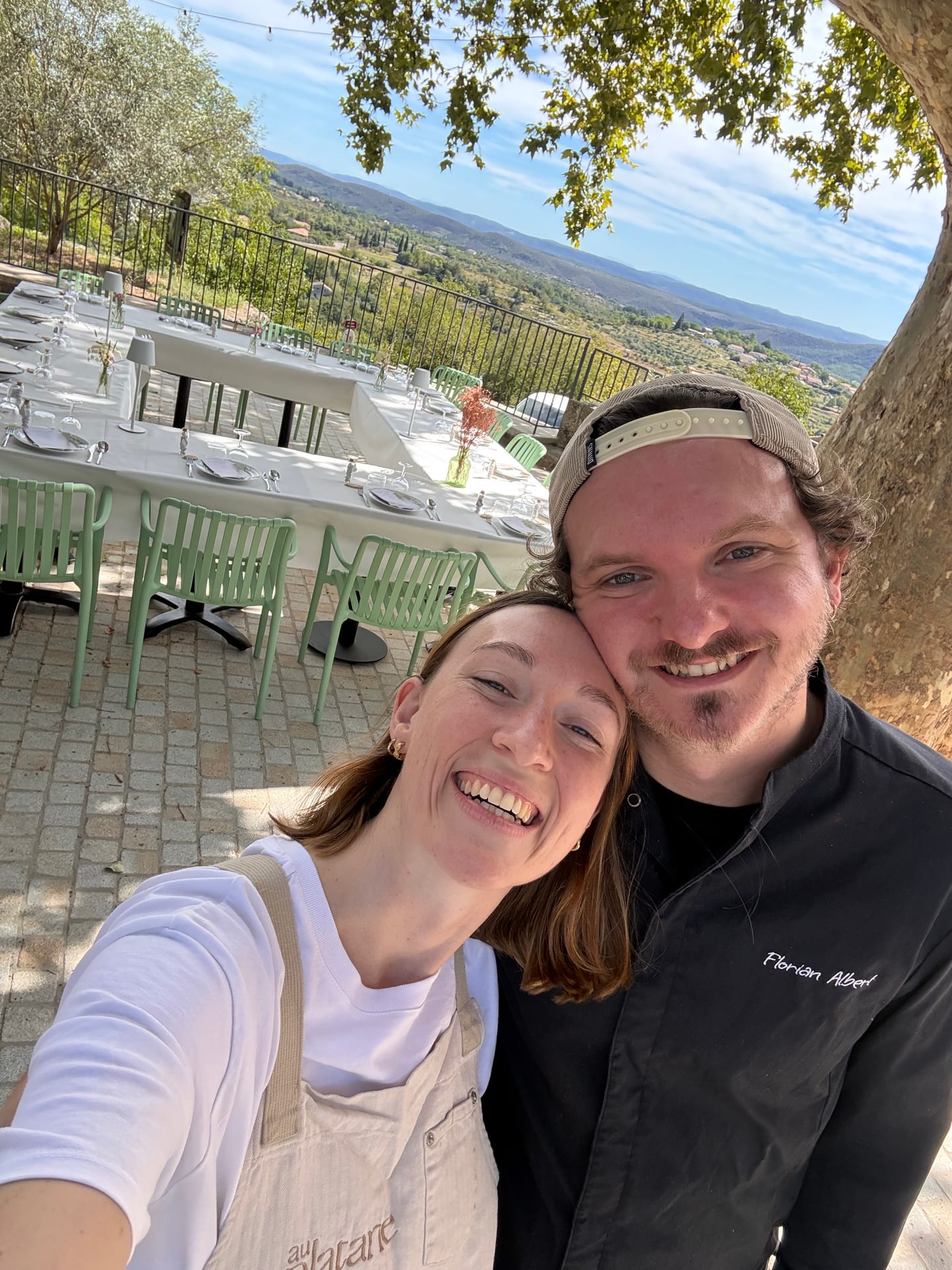 Elisa et Flo sur la terrasse du Platane, devant les tables dressées